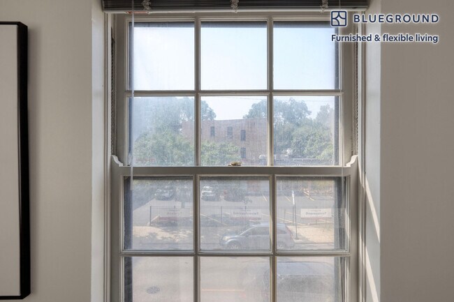 Foto del edificio - 1020 W Lawrence Ave