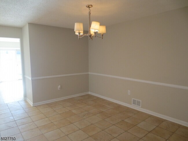 Building Photo - 607 Bayley Ct