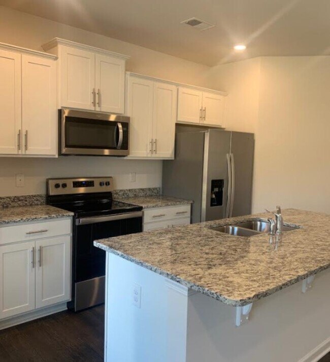 Foto del edificio - Spacious 3 Bed Townhouse with 2 Full Baths in Greer, SC -