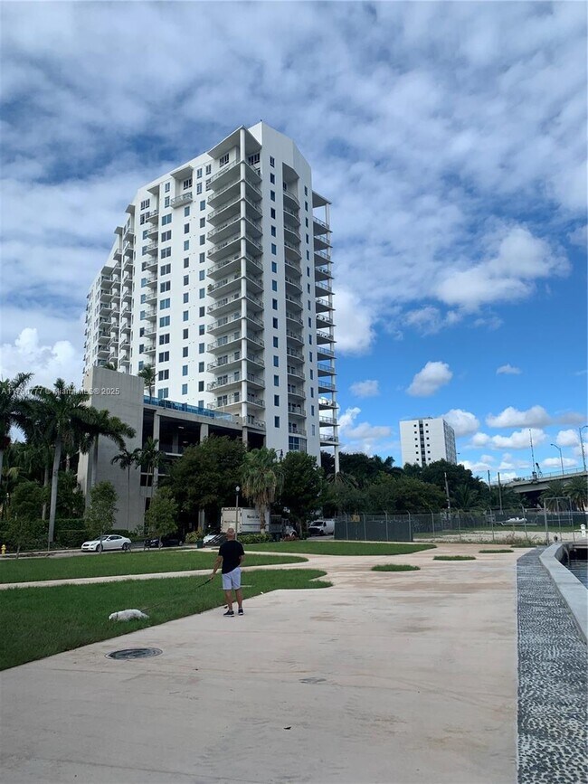 Foto del edificio - 10 SW South River Dr