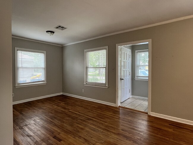 Building Photo - "Spacious 3-Bedroom Duplex with 2 Full Bat...