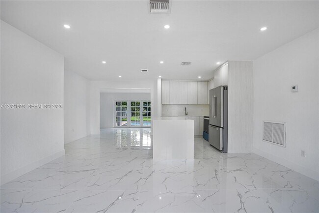 Building Photo - 630 W 72nd Pl