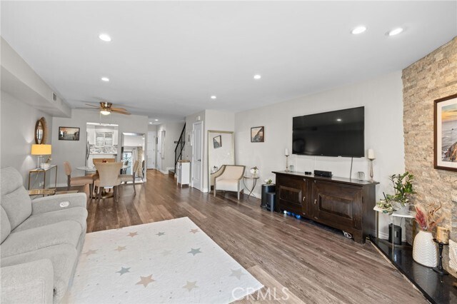 Foto del edificio - 545 E Cypress Ave