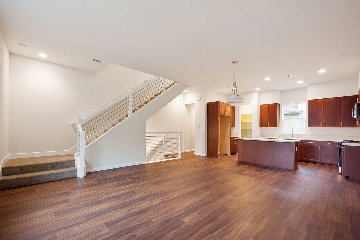 Foto principal - New and modern 2 bedroom townhome just ste...