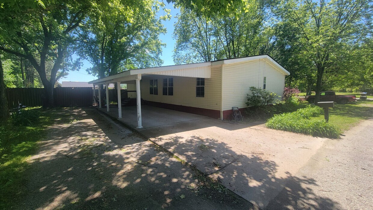 Building Photo - 3 Bed/ 2 Bath Home Off of White Drive