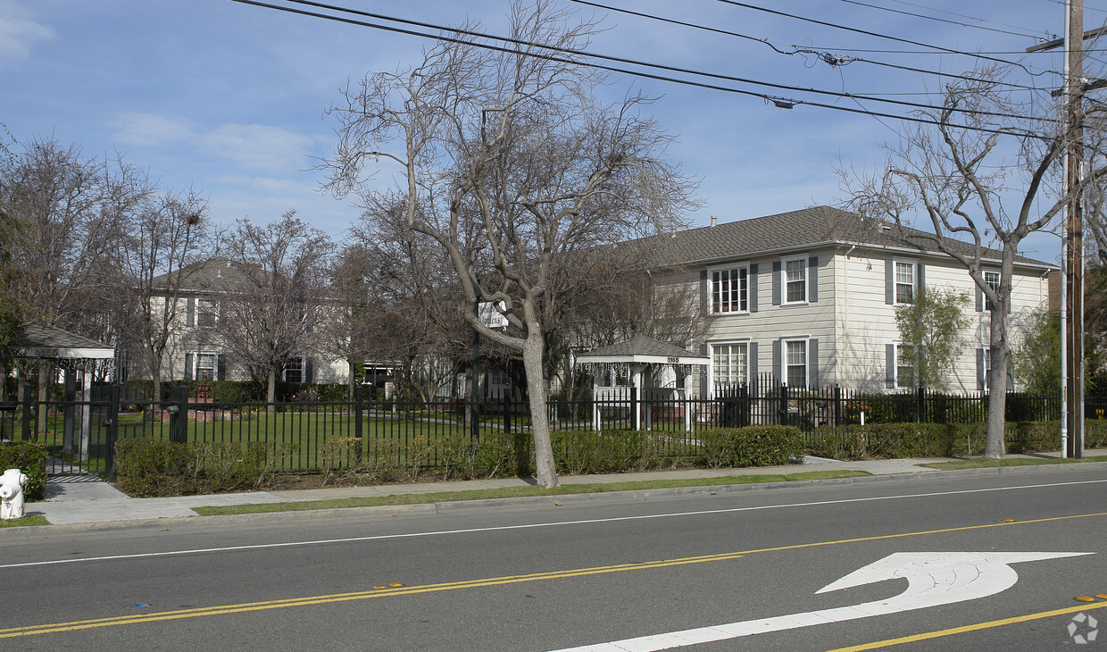 Building Photo - Broadway Gardens