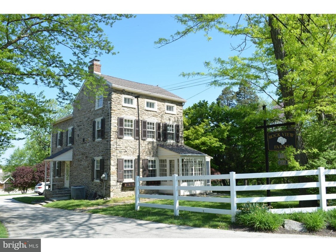Primary Photo - 237 W Northwestern Ave
