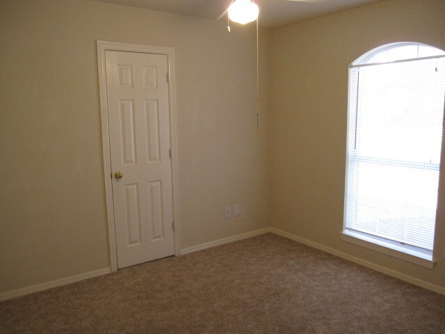 Foto del edificio - Beautiful three bedroom located in Briarwo...