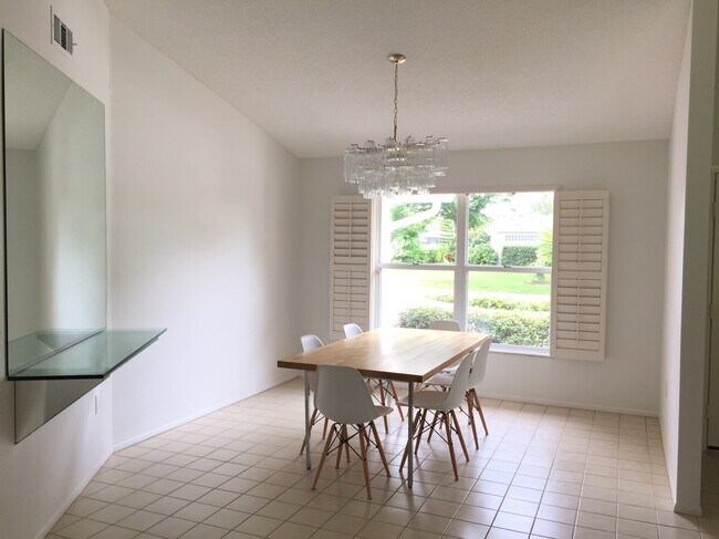 Comedor - 6960 Country Lakes Cir