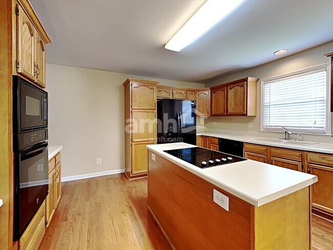 Building Photo - 601 Shiretown Ln