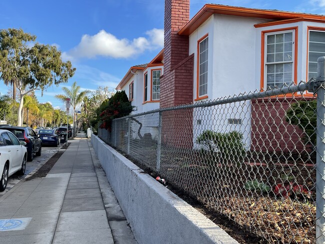 Side corner lot - 1600 Oakwood Ave