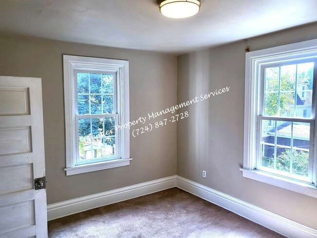 Building Photo - 709 Maplewood Ave