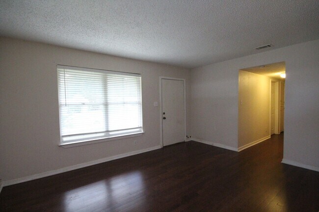 Foto del edificio - Modern Comfort in a Prime Location – 3-Bed...