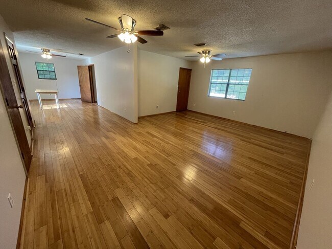 Foto del edificio - 3881 Strawberry Plains Rd