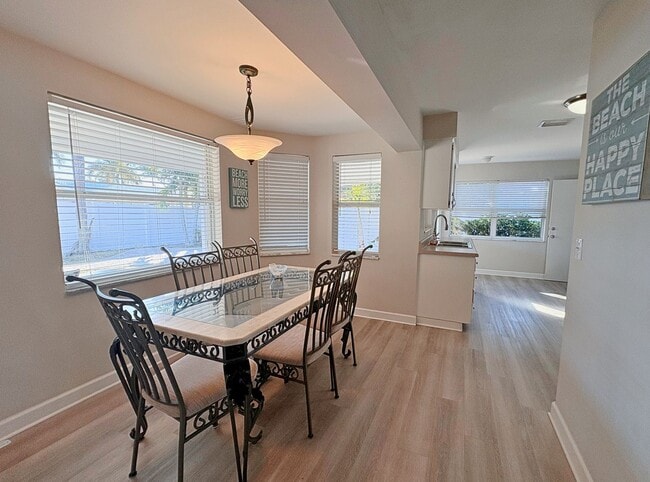 Foto del edificio - Spacious 3BR Home with Garage, Fenced Yard & Covered Patio in Seminole