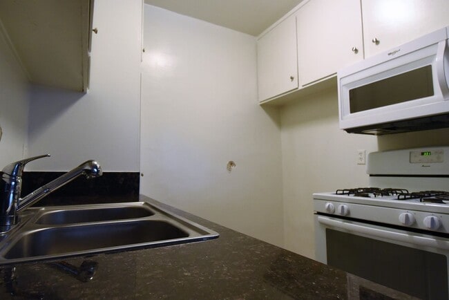 Building Photo - 5255 Blakeslee Ave