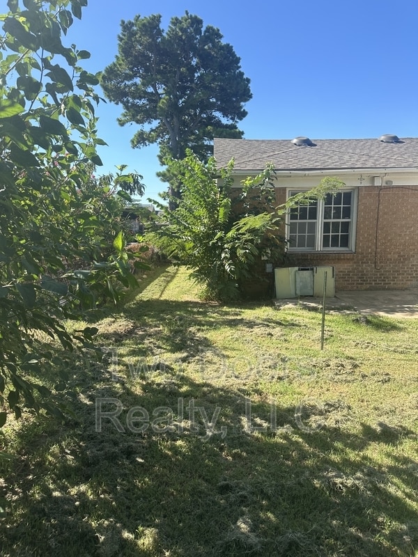 Building Photo - 745 SW 52nd St