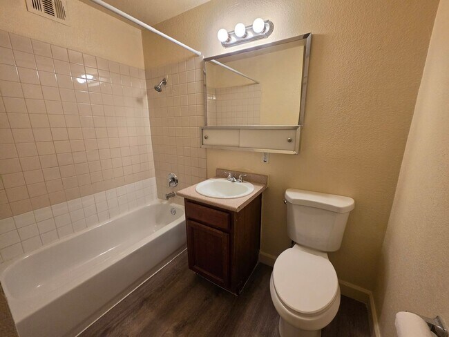 Foto del edificio - 3712 Royal Crest St
