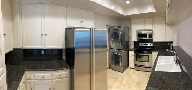 Foto del edificio - Beautiful Gigantic Condo in Beverly Hills!!!