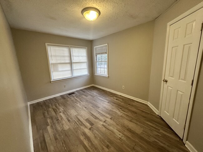 Building Photo - 1045 Waverly St