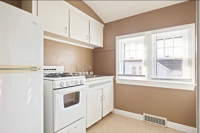 Building Photo - 916 S Webster St