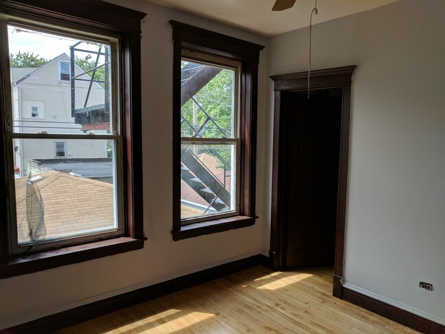 Building Photo - 2318 S Homan Ave