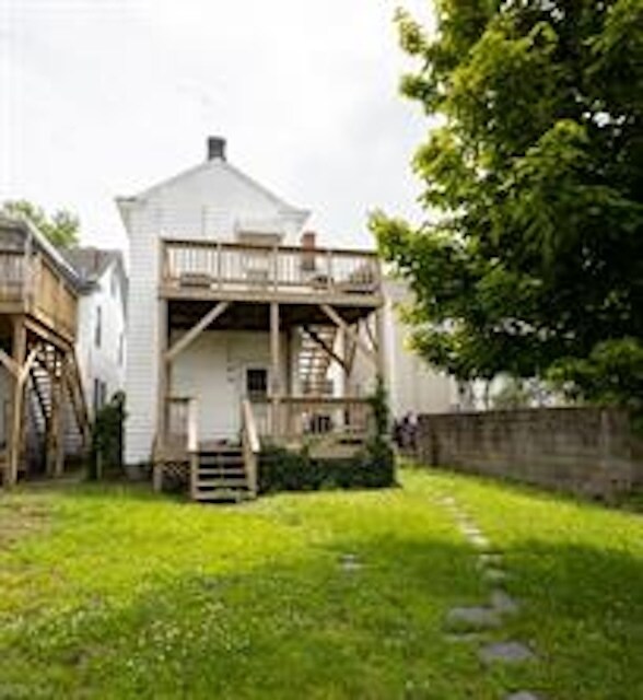 Building Photo - 326 London St