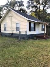 Building Photo - 903 N Valderas St