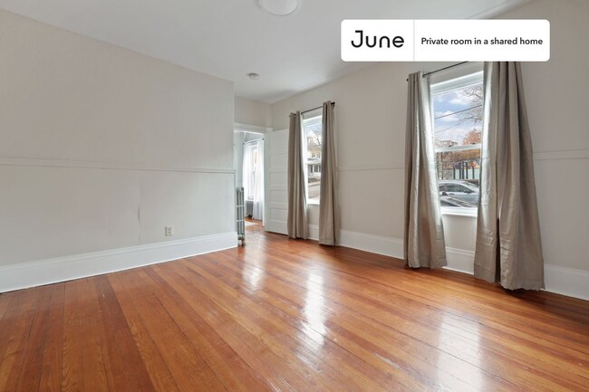 Foto del edificio - Private bedroom in 3 bed/1 bath Home