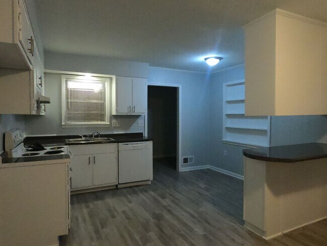 Building Photo - Very Nice Newly Renovated Home in Raleigh