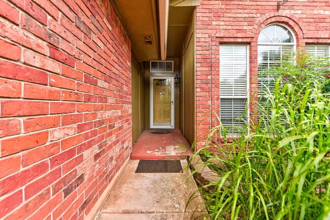 Building Photo - 2912 Edinburg Dr