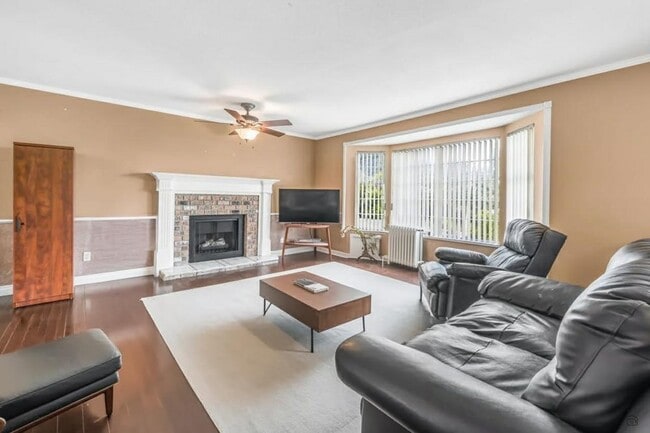 Building Photo - 6171-6192 192 St