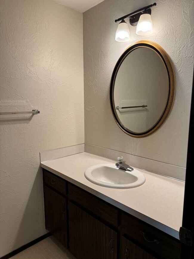 Foto del edificio - 3 bedroom 2.5 bathroom duplex off Coburg Rd.