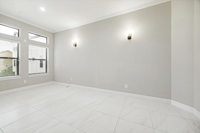 Building Photo - 1620 W 24th St