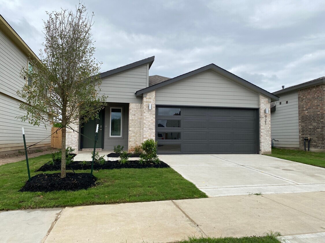Primary Photo - 921 Kickapoo Ln