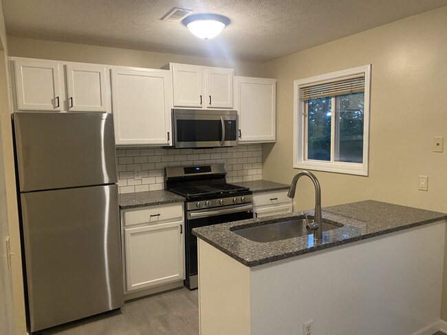 Cocina recientemente remodelada con encimeras de cuarzo y electrodomésticos de acero inoxidable. - 912 S Lafayette St