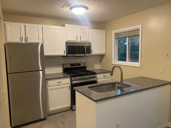 Cocina recientemente remodelada con encimeras de cuarzo y electrodomésticos de acero inoxidable. - 912 S Lafayette St