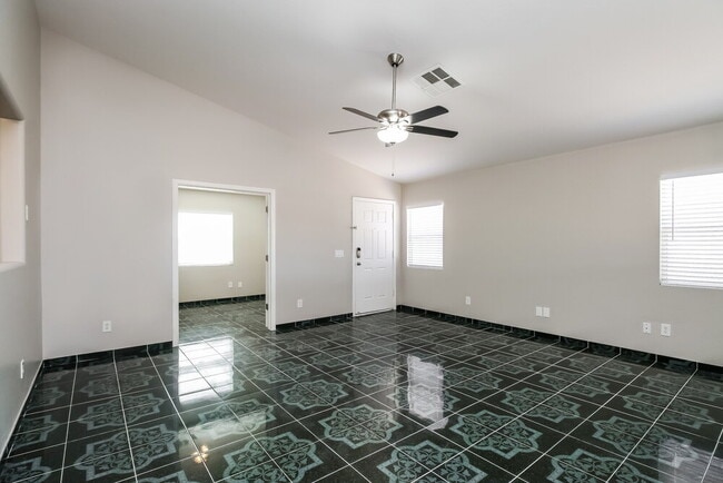 Foto del edificio - 1620 S 228th Ln