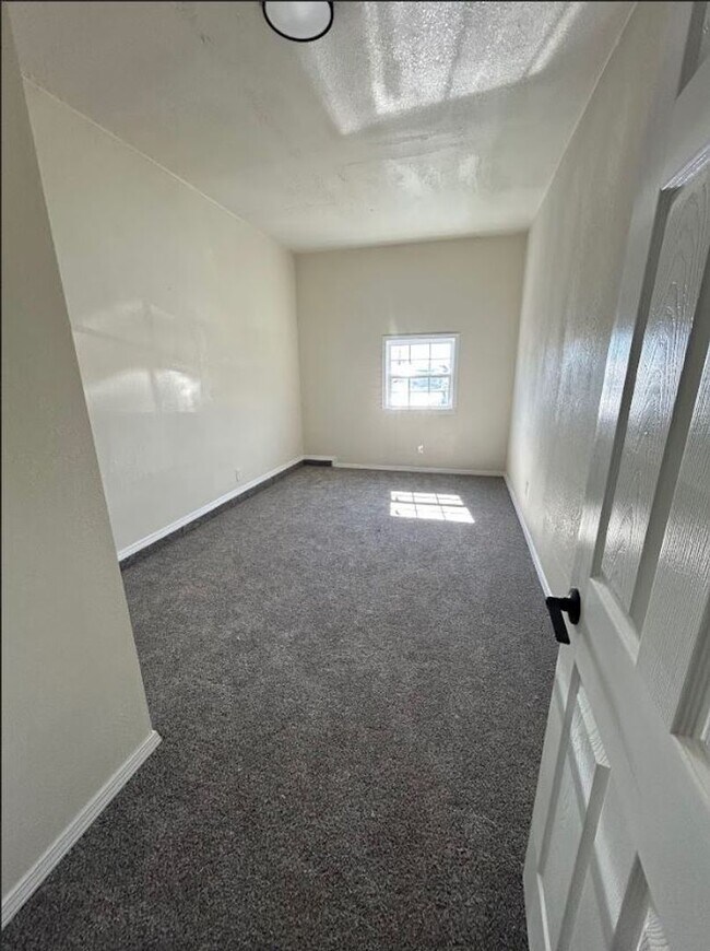 Building Photo - 5 Bedroom Duplex!!