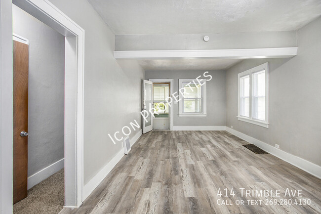 Building Photo - Beautifully updated 2 bedroom, w/ large ba...