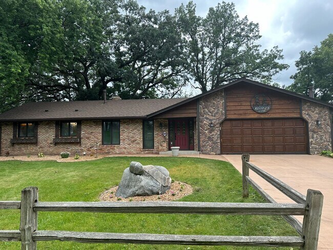 Foto del edificio - Lake Front Property in Lakeville, 4 beds /...