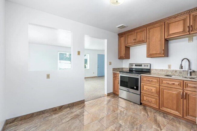Foto del edificio - Beautiful 4-Bedroom Home with Finished Bas...