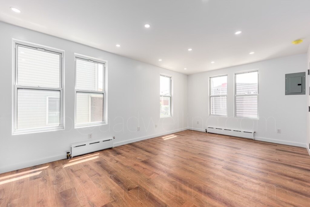 Primary Photo - 2719 W 16th St
