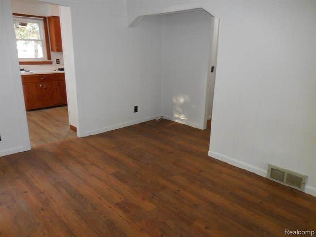 Building Photo - 350 Lange Dr