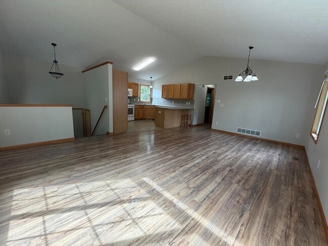 Building Photo - 122 Summit Dr