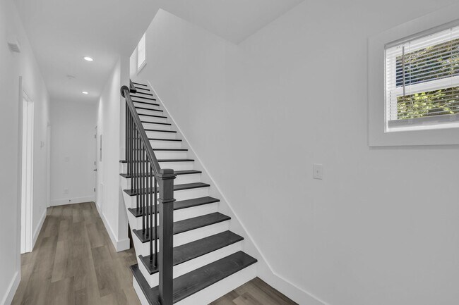 Foto del edificio - *Modern Construction Luxury Townhome - Downtown Raleigh*