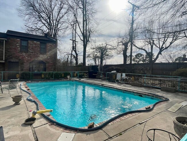 Foto del edificio - Townhome with Pool!