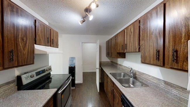 Building Photo - 7201-7201 Poplar Dr