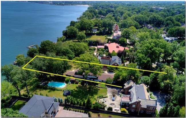 Building Photo - 11200 Edgewater Dr