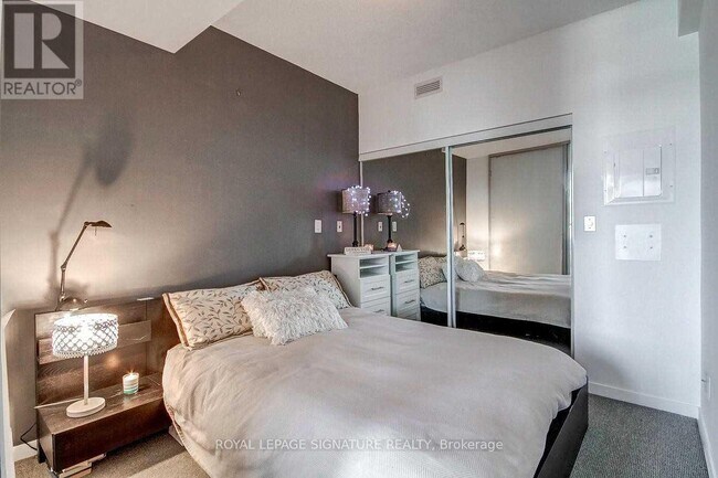 Photo du bâtiment - 65 Bremner Blvd